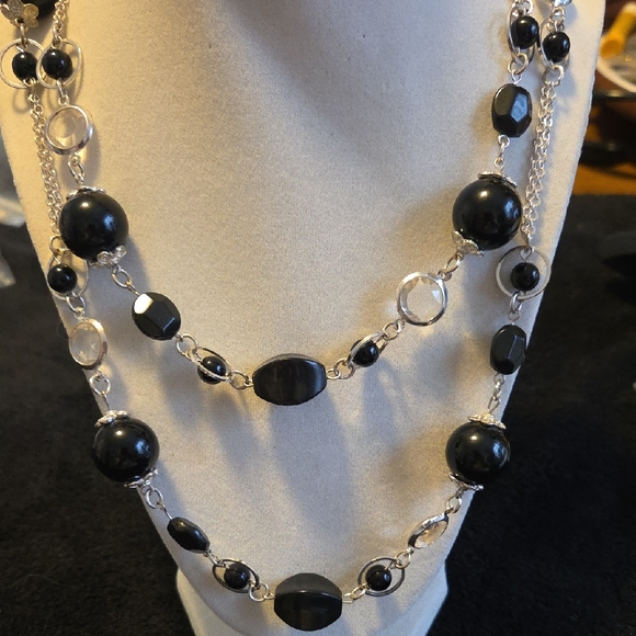 Jewelry - Elegant Black and Silver Women's Necklace